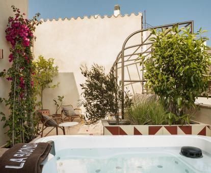 Terraza con jacuzzi al aire libre en este coqueto hotel solo para adultos.