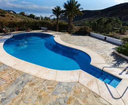 Foto de la piscina al aire libre disponible todo el año de este aparthotel.