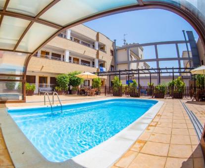 Foto de la piscina al aire libre disponible todo el año de este establecimiento.