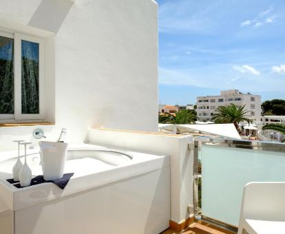 Terraza con jacuzzi privado al aire libre de la suite Garden de este hotel romántico.