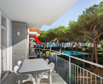 Foto de las instalaciones de este hotel con vistas al mar.