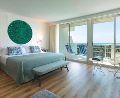 Foto de una de las suites del hotel con vistas al mar y terraza privada.