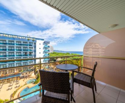 Foto de las instalaciones de este hotel con vistas al mar.