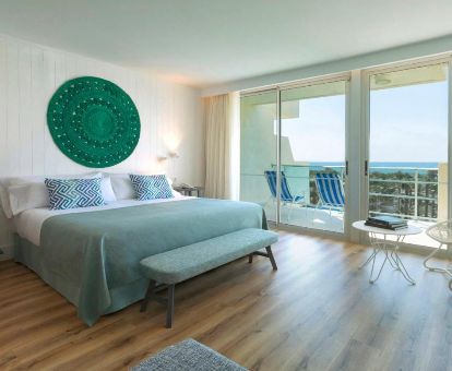 Una de las luminosas habitaciones dobles con terraza privada y vistas al mar del hotel.
