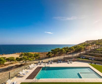 Foto de la piscina al aire libre disponible todo el año con vistas al mar de este alojamiento.