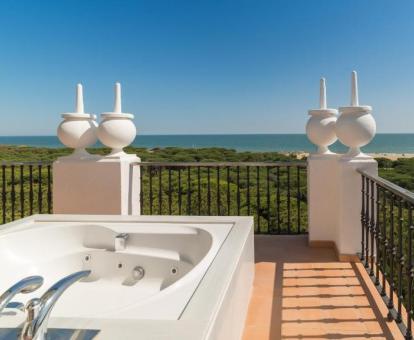 Foto de la Habitación Doble Deluxe con bañera de hidromasajes privada y vistas al mar.