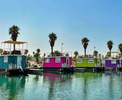 Foto de las preciosas casas móviles sobre el mar de este establecimiento.