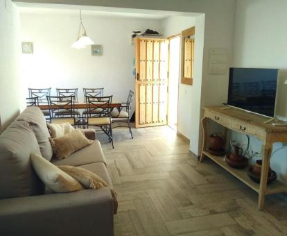 Foto de las instalaciones de este hotel con vistas al mar.