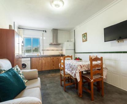 Foto del interior de este apartamento con vistas al mar.