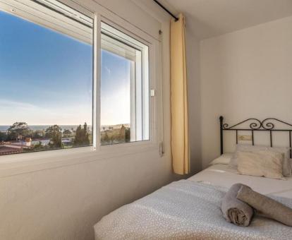 Foto de las vistas al mar desde uno de los dormitorios del apartamento.