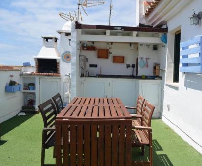 Foto de la terraza privada de este ático con vistas al mar.
