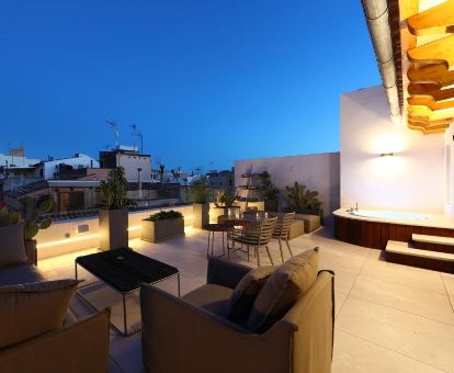 Terraza con jacuzzi privado al aire libre de la suite Sky de este fabuloso hotel para parejas.