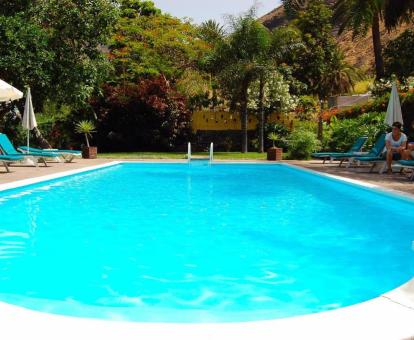 Foto de la piscina al aire libre disponible todo el año de este establecimiento.