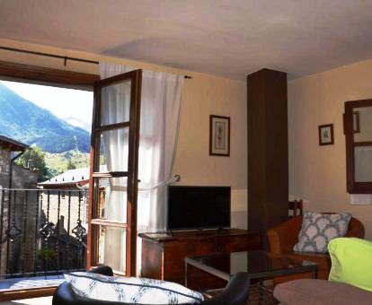 Foto de este acogedor apartamento con hermosas vistas al pueblo y a las montaÃ±as.