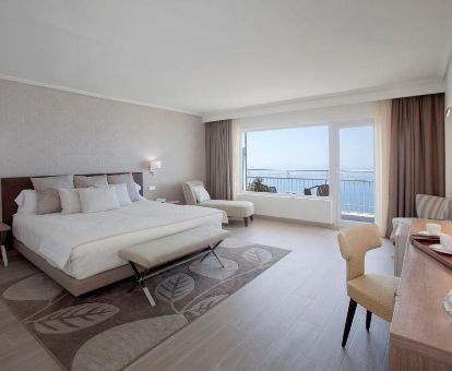 Fabulosa suite junior con terraza amueblada y vistas al mar del hotel.