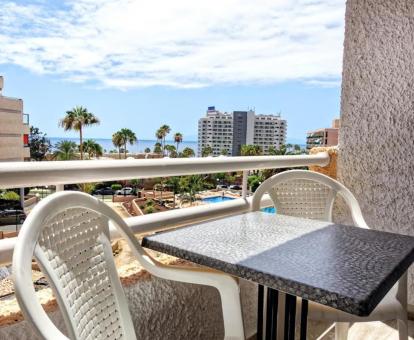 Foto del balcón amueblado con vistas al mar desde apartamento.