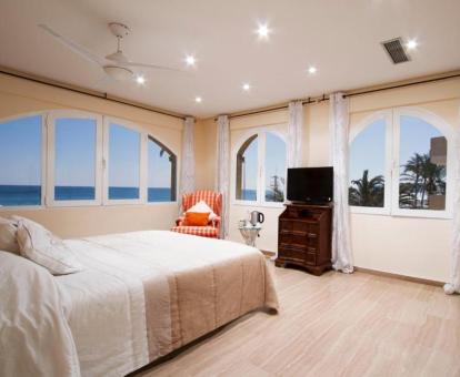 Foto de las instalaciones de este hotel con vistas al mar.