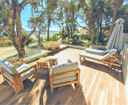 Foto de las instalaciones de este hotel con vistas al mar.