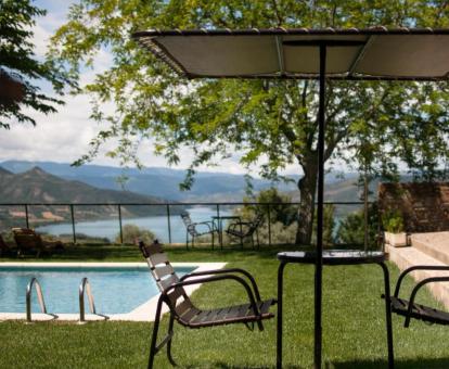 Foto de la zona exterior del alojamiento con piscina y preciosas vistas a la naturaleza.