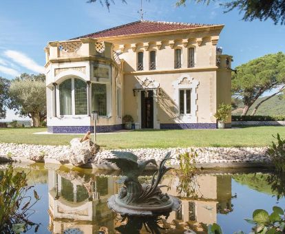 Edificio de este elegante hotel con un bello entorno ideal para una escapada romántica en pareja.