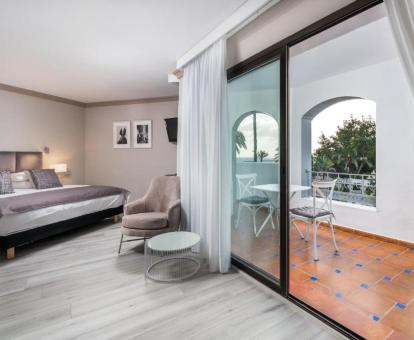 Foto de la Habitación Doble Deluxe con balcón y vistas al mar.