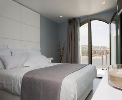 Una de las coquetas habitaciones con vistas al mar de este acogedor hotel ideal para parejas.
