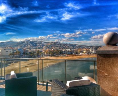Foto de las instalaciones de este hotel con vistas al mar.