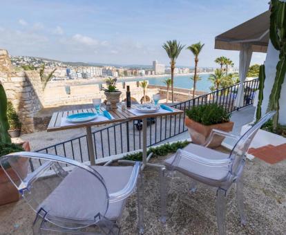 Foto de las instalaciones de este hotel con vistas al mar.