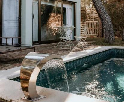 Foto de la piscina al aire libre disponible todo el año de este establecimiento.