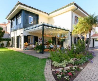 Edificio de este elegante hotel con terraza y mobiliario ideal para parejas.