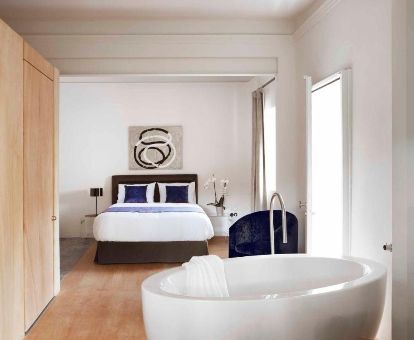 Una de las amplias habitaciones con bañra amplia cerca de la cama de este coqueto hotel romántico.