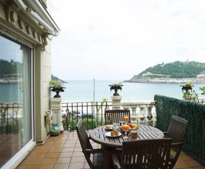 Foto de las instalaciones de este hotel con vistas al mar.