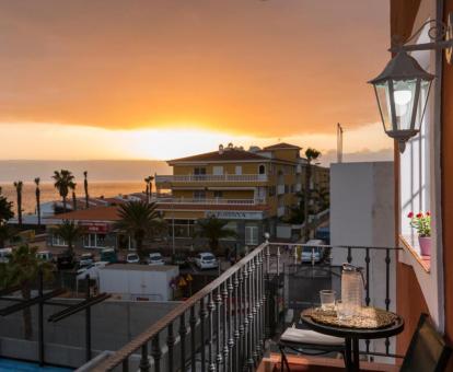 Foto de las vistas al mar desde el balcón amueblado de este coqueto apartamento.