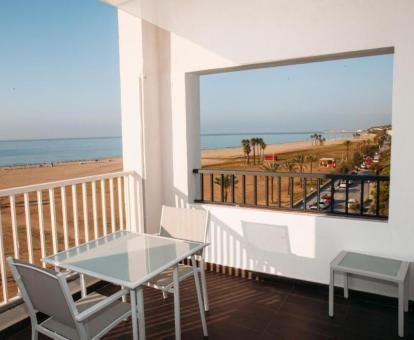 Foto de las instalaciones de este hotel con vistas al mar.