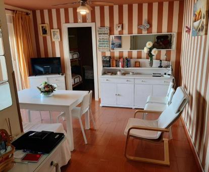 Foto del interior de este apartamento con vistas al mar.