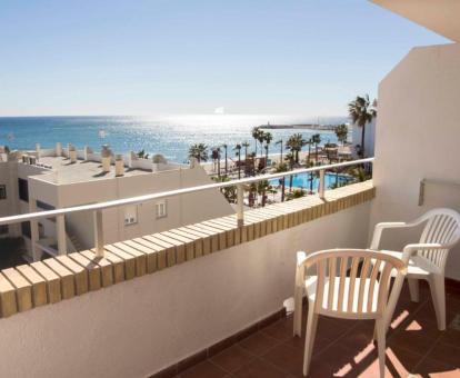 Foto del balcón amueblado con vistas al mar de uno de los apartamentos.