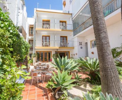 Foto de las instalaciones de este hotel con vistas al mar.