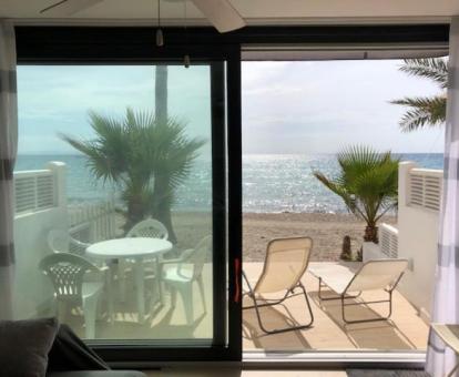 Foto de las instalaciones de este hotel con vistas al mar.