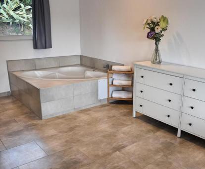 Bañera de hidromasaje privada del bungalow superior de este establecimiento.