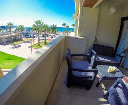 Foto del balcón con mobiliario exterior y vistas al mar de este apartamento.