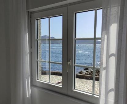 Foto de una ventana con vistas al mar del apartamento.