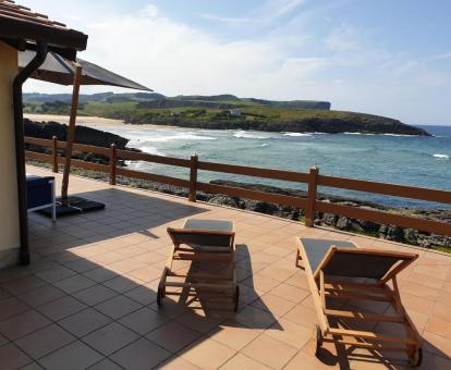 Foto de la terraza amueblada con vistas al mar de esta casa independiente.