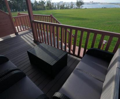 Foto de la terraza con vistas al mar de una de las casas independientes de un dormitorio.