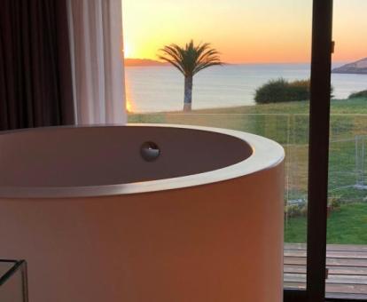 Foto de la bañera de hidromasajes privada del apartamento con vistas al mar.
