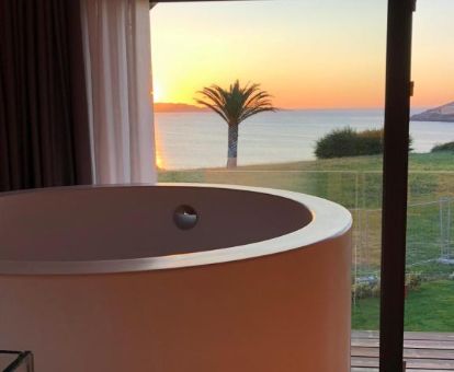 Maravillosa bañera de hidromasaje privada con vistas al mar en uno de los apartamentos de este establecimiento.