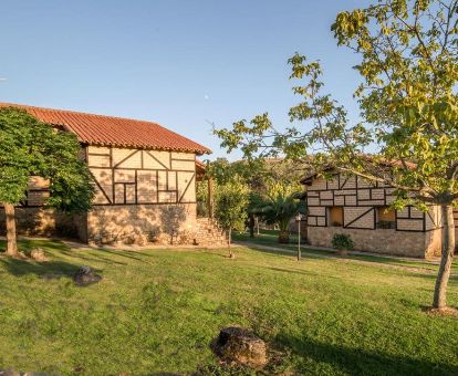 Establecimiento de cabañas independientes de este alojamiento en medio de la naturaleza.