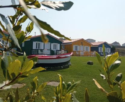 Foto de las cabañas de este establecimiento con vistas al mar.