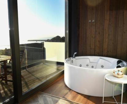 Foto de la bañera de hidromasajes con vistas al mar de una de las villas independientes.