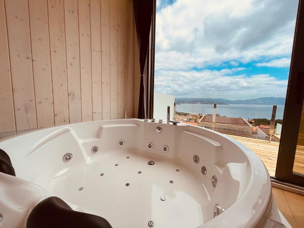 Foto del jacuzzi privado con vistas al mar de una de las villas.