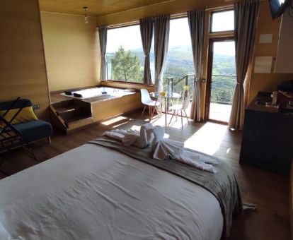 Dormitorio con un maravilloso jacuzzi privado y espectaculares vistas de una de las cabañas del complejo.